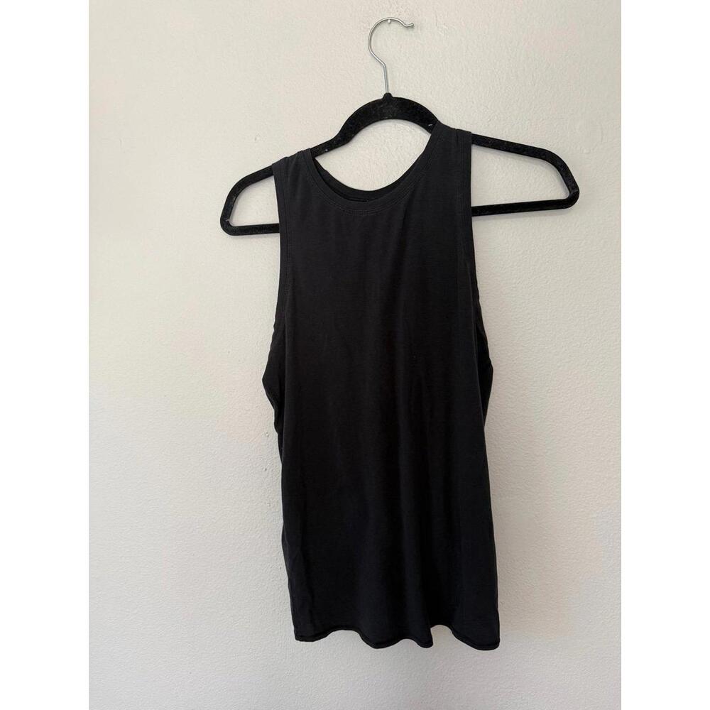 Lululemon open back tank fits like 4-6